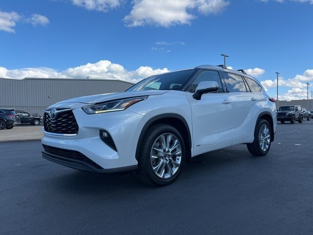2022 Toyota Highlander Hybrid Limited photo 3