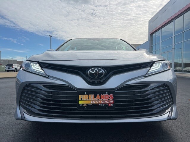 2019 Toyota Camry XLE photo 2