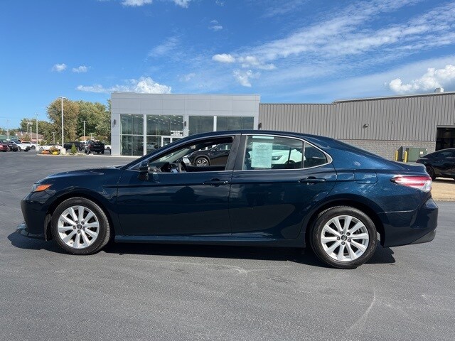 2018 Toyota Camry LE photo 2