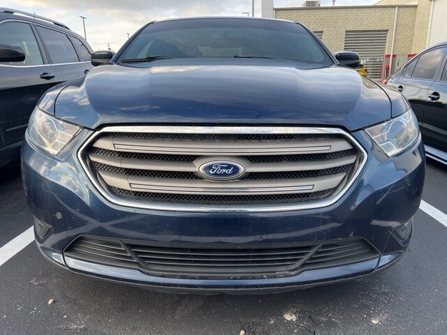 2016 Ford Taurus SEL photo 2