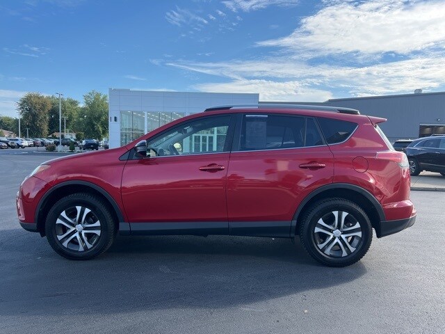 2017 Toyota RAV4 LE photo 3