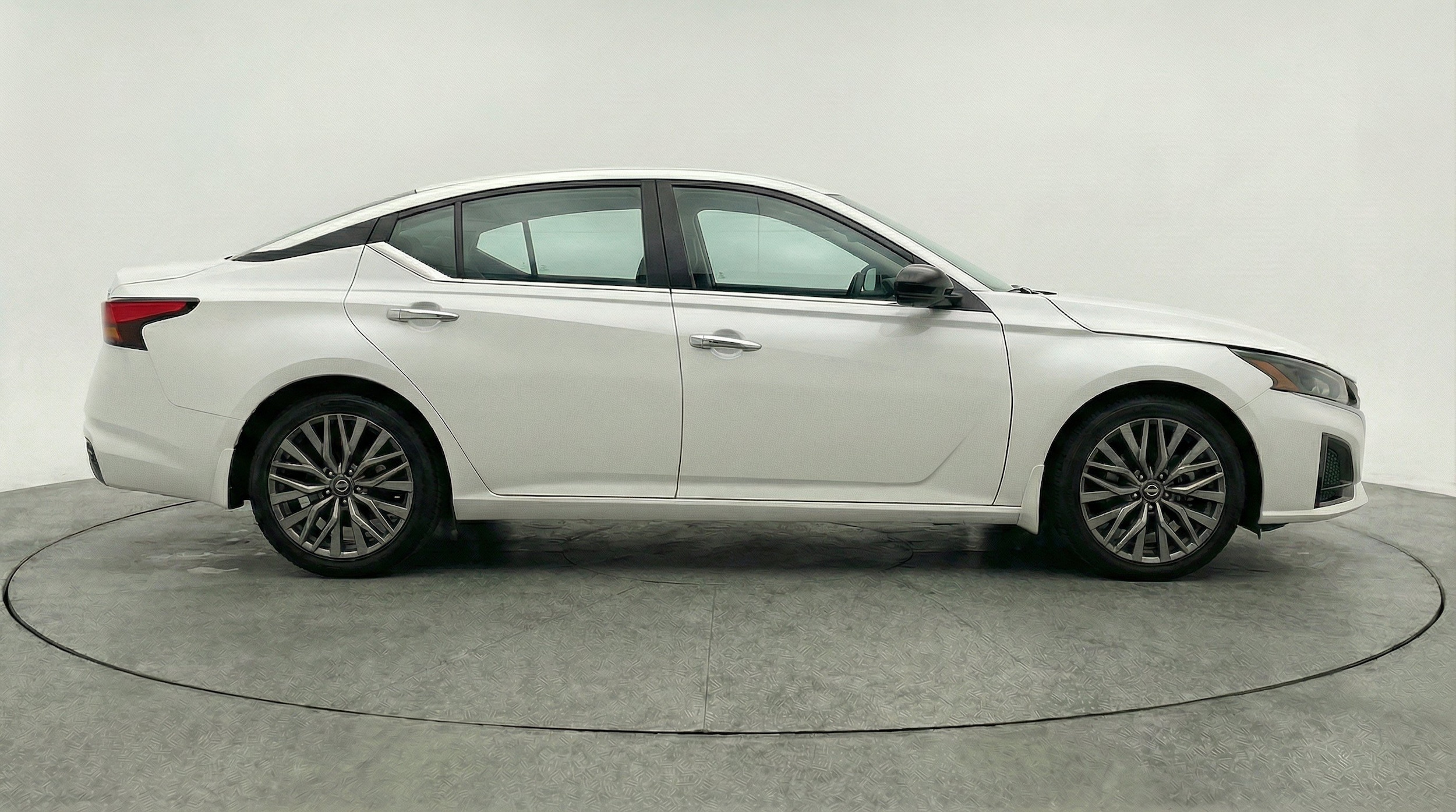 2025 Nissan Altima SV - Photo 9