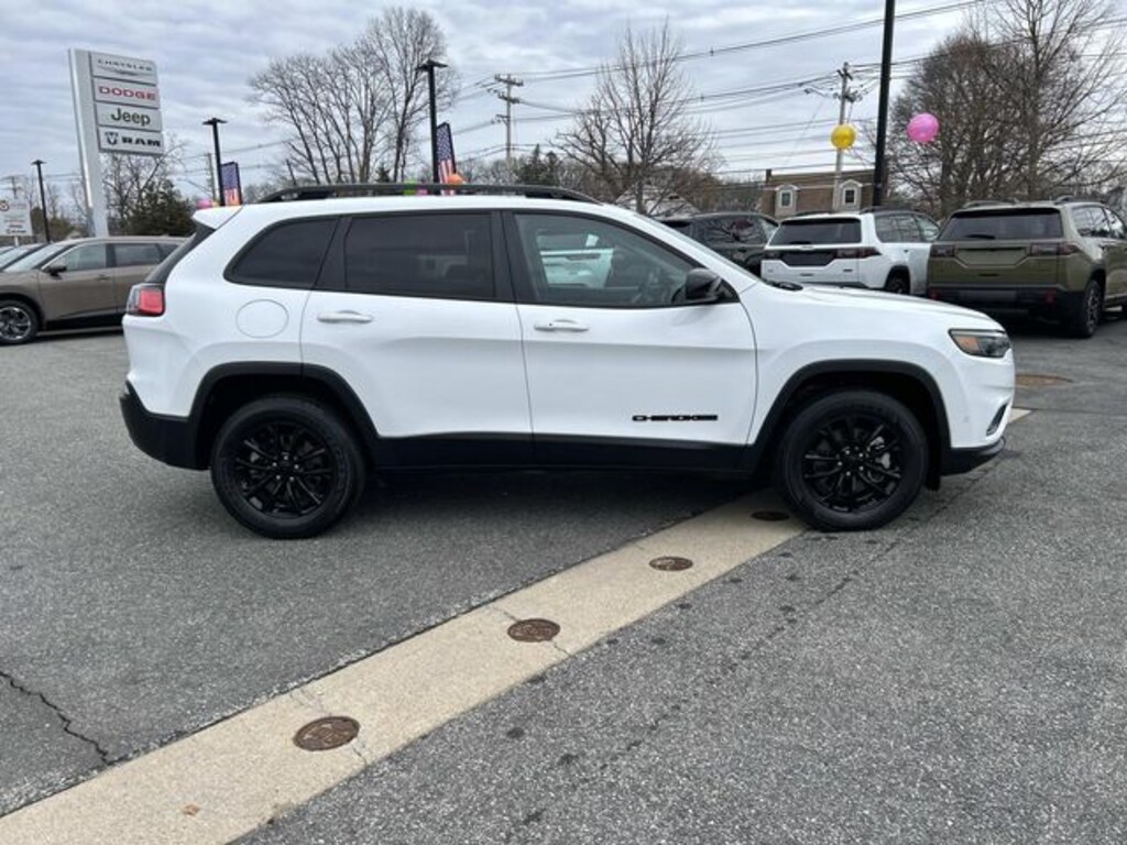 Used 2023 Jeep Cherokee Altitude SUV
