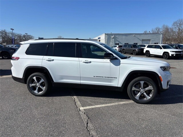 2025 Jeep Grand Cherokee Limited photo 2