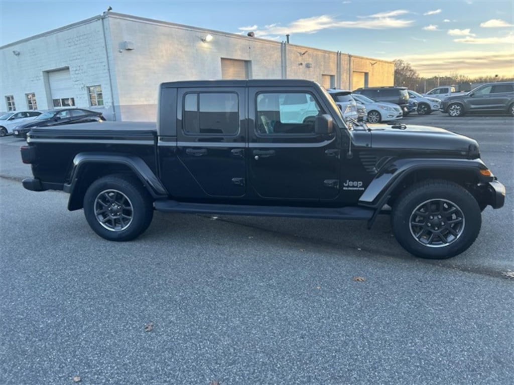 Used 2021 Jeep Gladiator Overland Truck