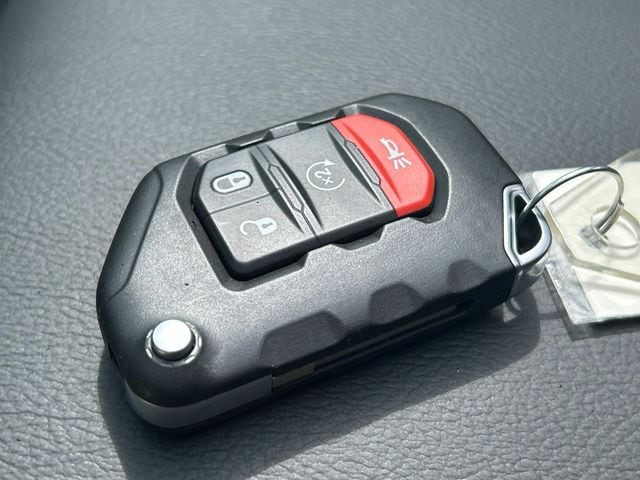 2025 Jeep Wrangler 4-Door Sahara - Photo 13