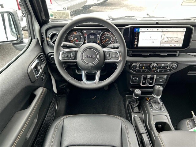 2025 Jeep Wrangler Sahara photo 4