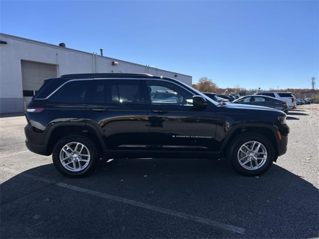 Used 2024 Jeep Grand Cherokee Laredo SUV