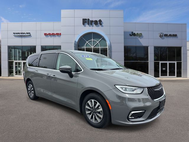 2023 Chrysler Pacifica Hybrid Touring L Hybrid's photo