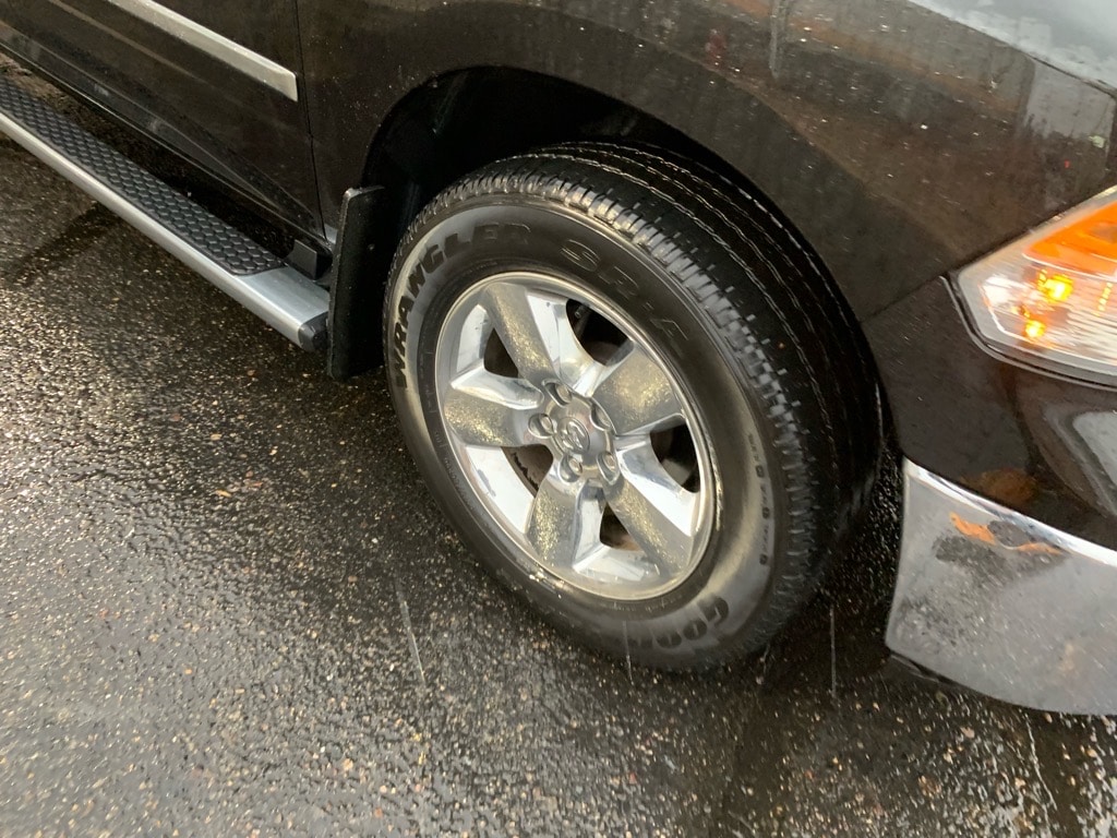 2017 Ram 1500 SLT photo 4