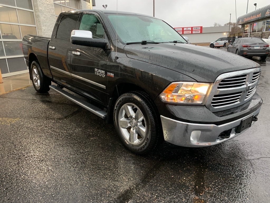 2017 Ram 1500 SLT photo 3