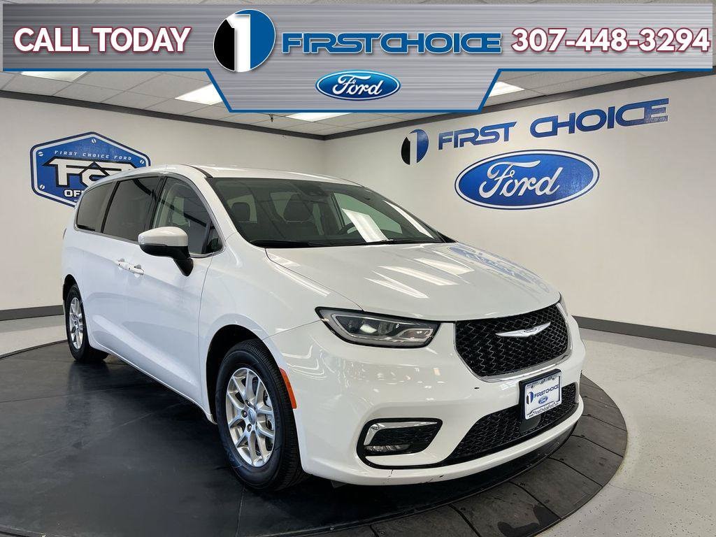 2023 Chrysler Pacifica Touring L's photo