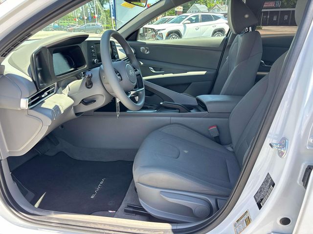 2025 Hyundai Elantra SE - Photo 9