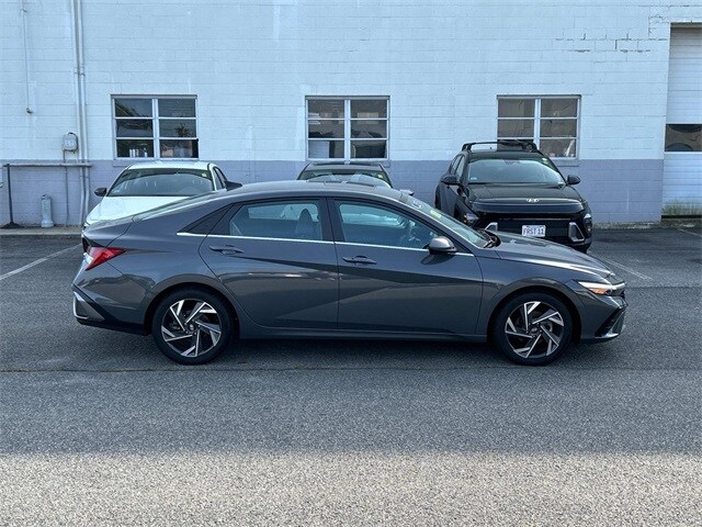 2025 Hyundai Elantra SEL Convenience photo 2