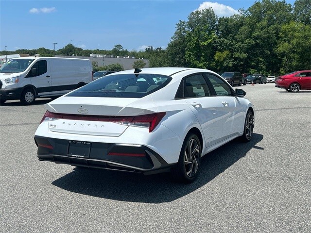 2024 Hyundai Elantra SEL Convenience photo 3