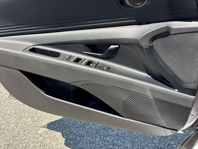 2025 Hyundai Elantra SEL - Photo 17