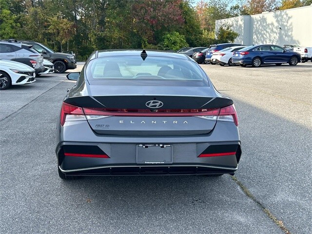 2025 Hyundai Elantra SEL Convenience photo 4