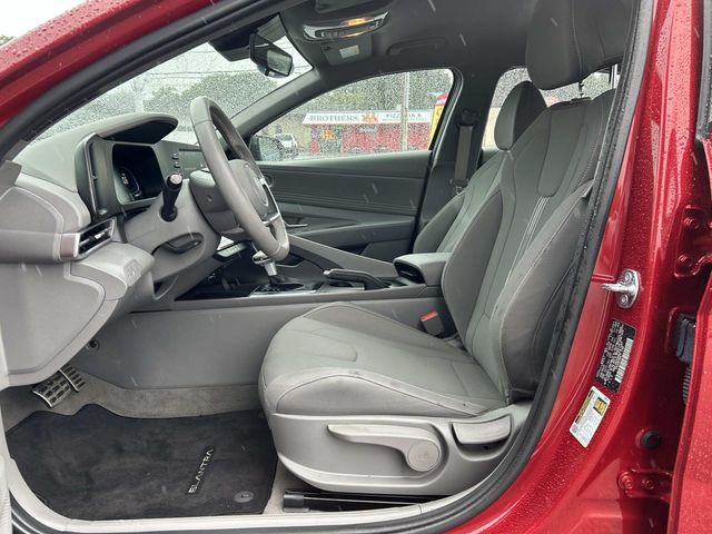 2025 Hyundai Elantra SEL - Photo 13