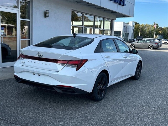 2022 Hyundai Elantra SEL photo 3