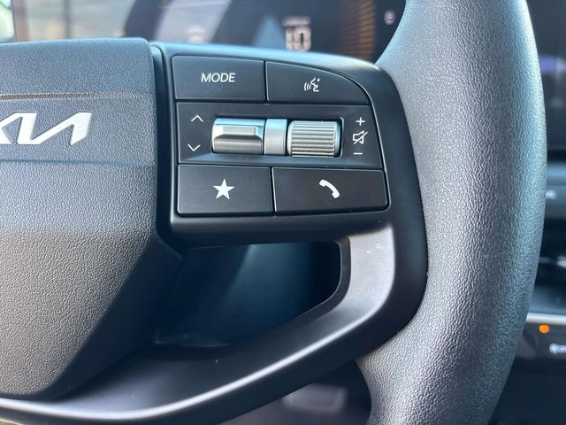 2025 Kia K4 LXS - Photo 18