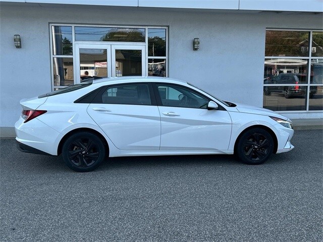 2022 Hyundai Elantra SEL photo 2