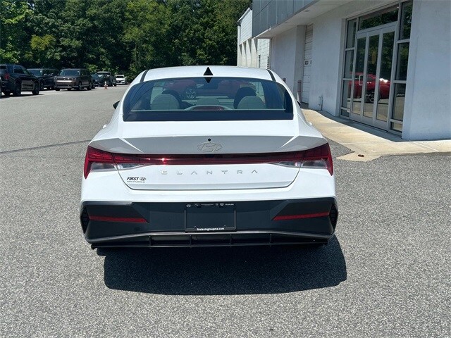2024 Hyundai Elantra SEL Convenience photo 4