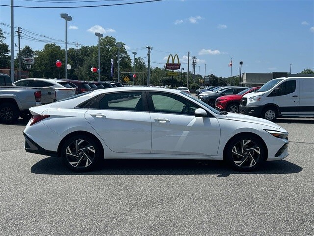 2024 Hyundai Elantra SEL Convenience photo 2
