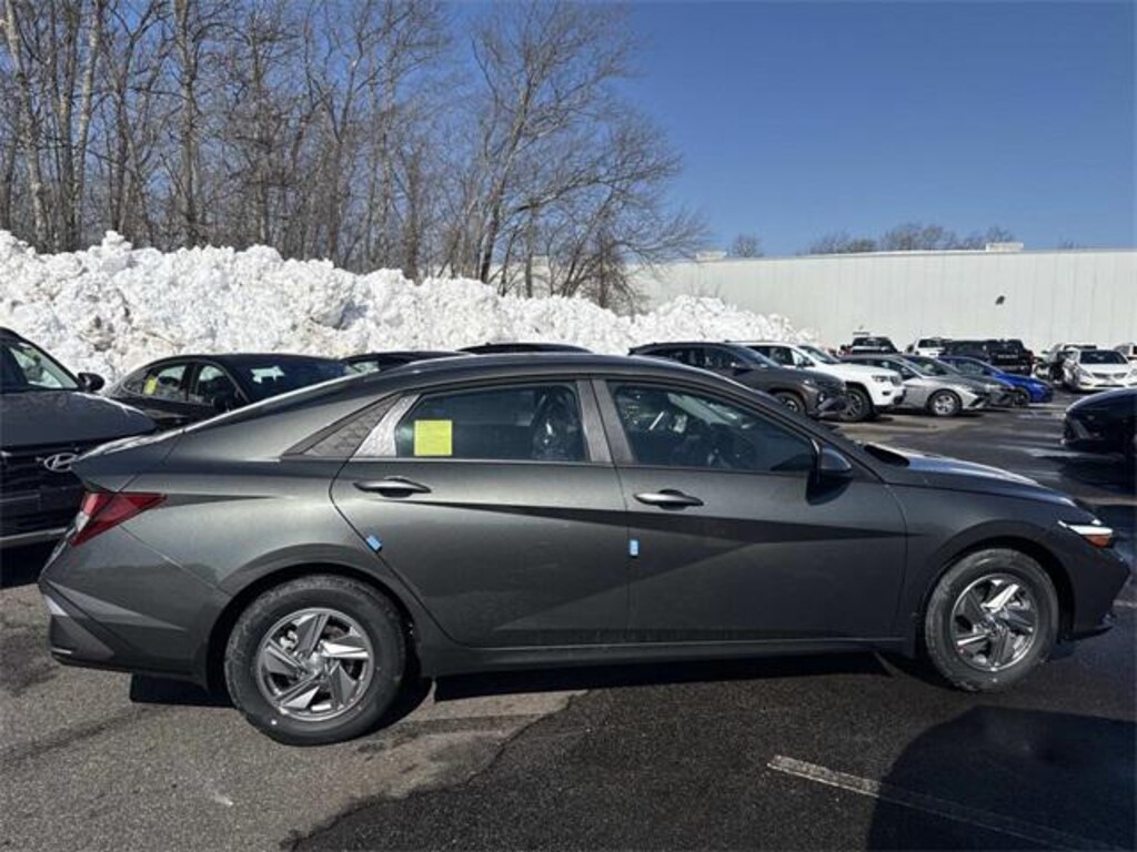 New 2026 Hyundai Elantra SE Sedan
