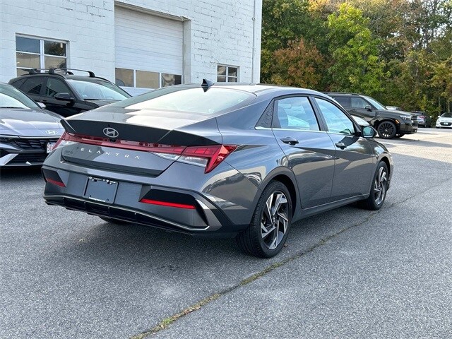 2025 Hyundai Elantra SEL Convenience photo 3
