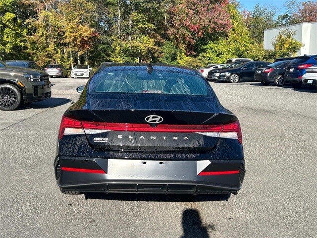 2025 Hyundai Elantra SEL Convenience photo 4