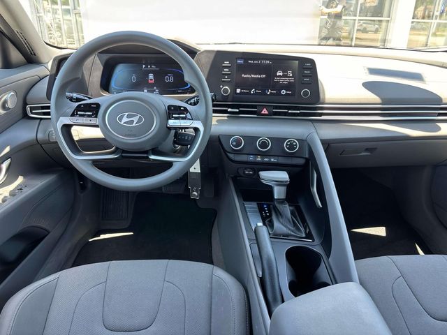 2025 Hyundai Elantra SE - Photo 11