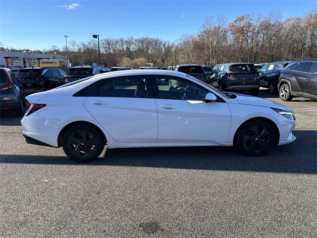 2023 Hyundai Elantra SEL photo 2