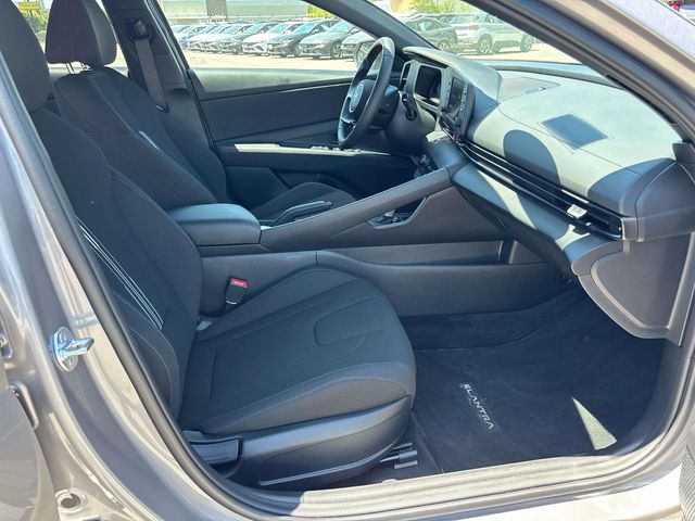 2025 Hyundai Elantra SEL - Photo 16
