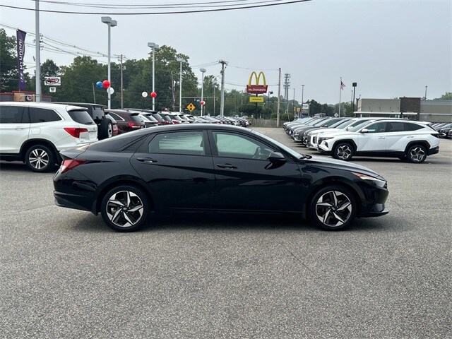 2023 Hyundai Elantra SEL photo 2