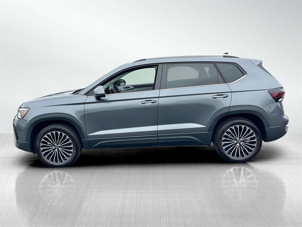 2025 Volkswagen Taos SE photo 3