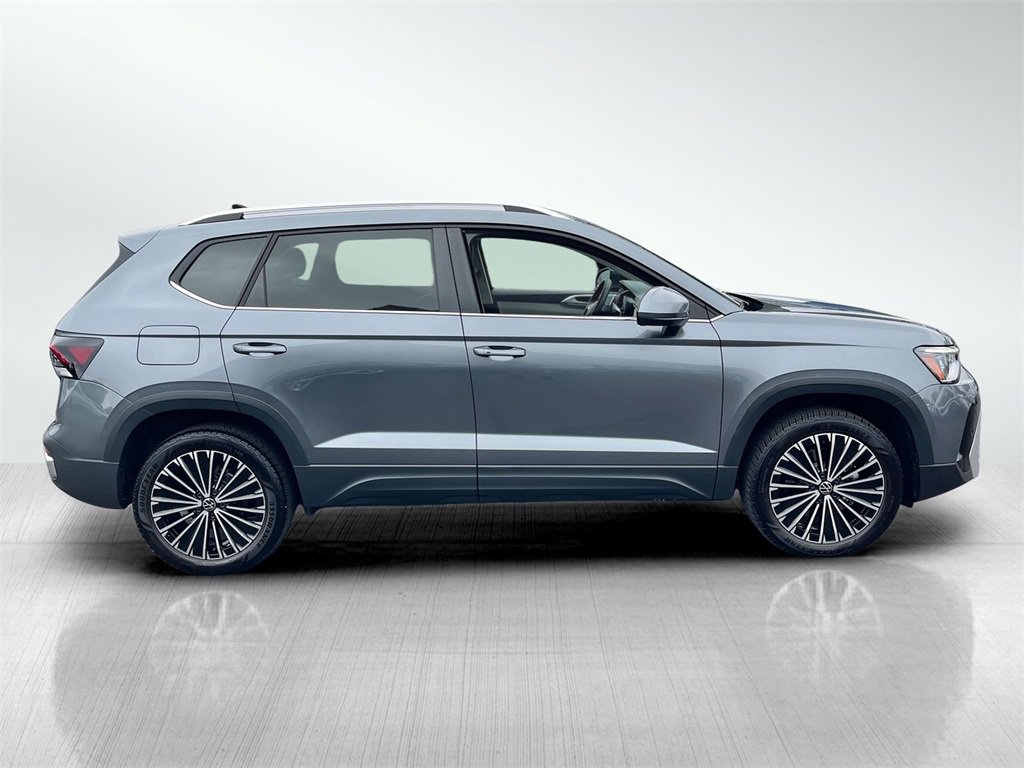2025 Volkswagen Taos SE photo 4