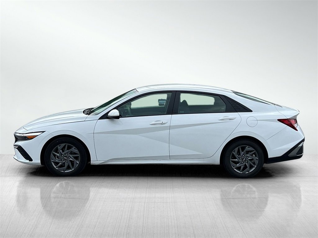 2024 Hyundai Elantra SEL photo 3