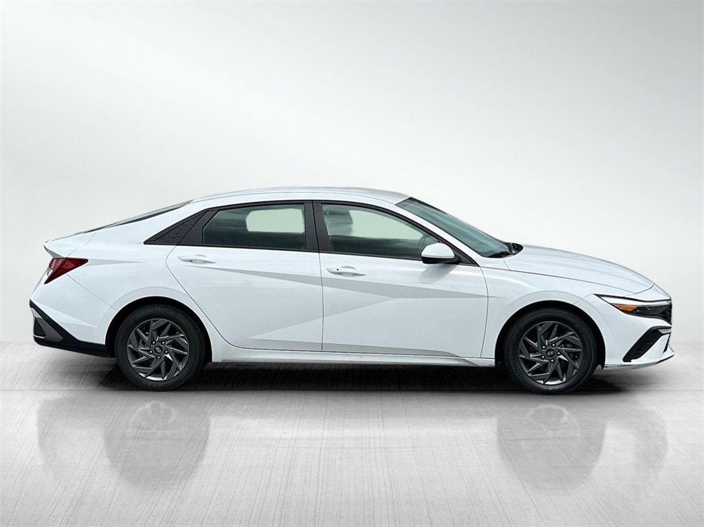 2024 Hyundai Elantra SEL photo 4