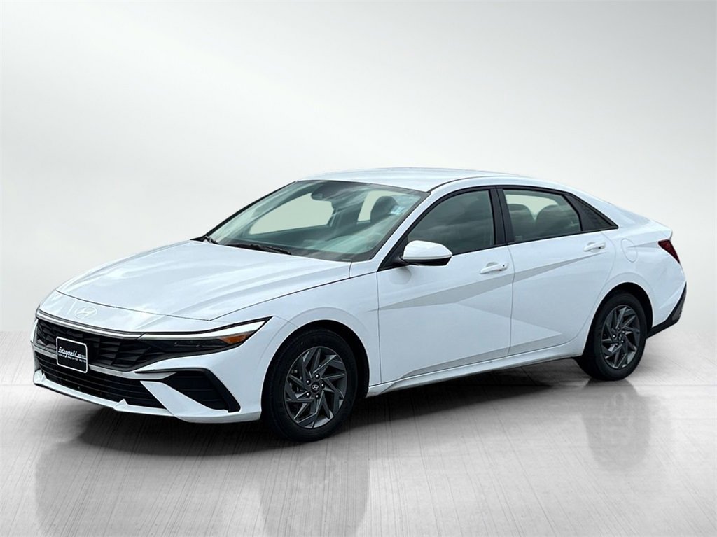 2024 Hyundai Elantra SEL photo 2