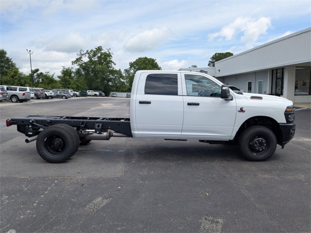 New 2025 Ram 3500 Chassis Cab 3500 TRADESMAN CREW CAB CHASSIS 4X4 60' CA Pickup