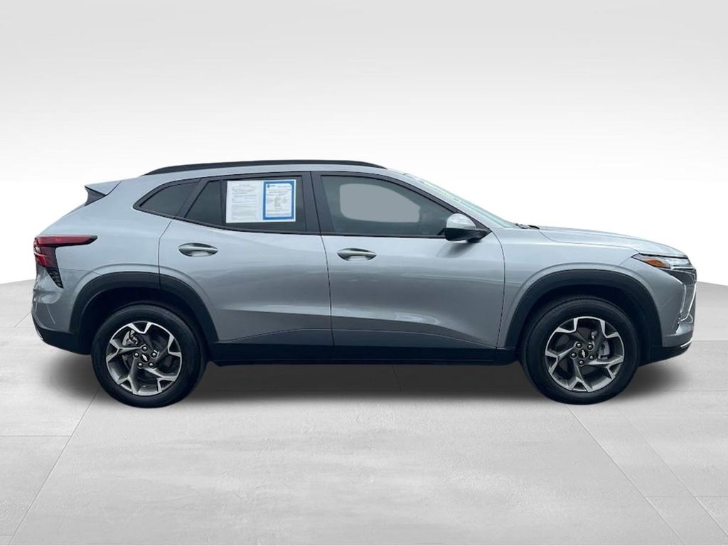 2024 Chevrolet Trax LT photo 4