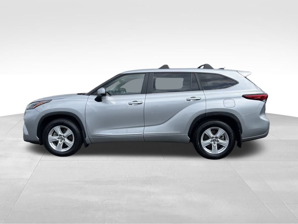 2023 Toyota Highlander LE photo 4