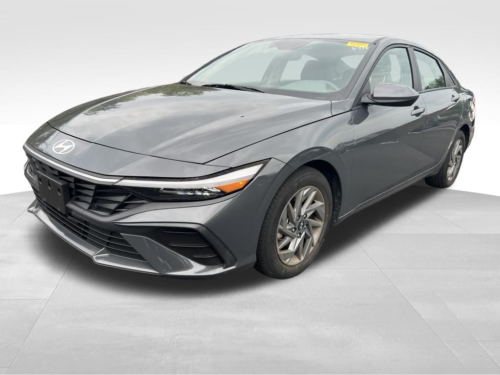 2024 Hyundai Elantra SEL photo 3