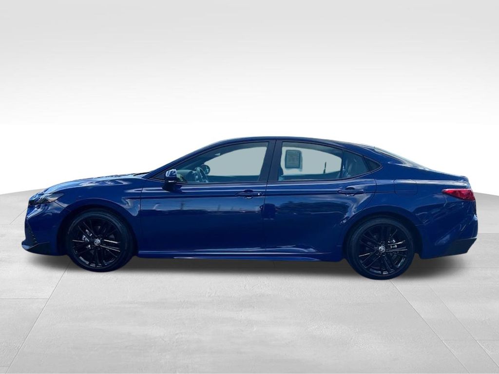 2025 Toyota Camry SE Hybrid photo 3