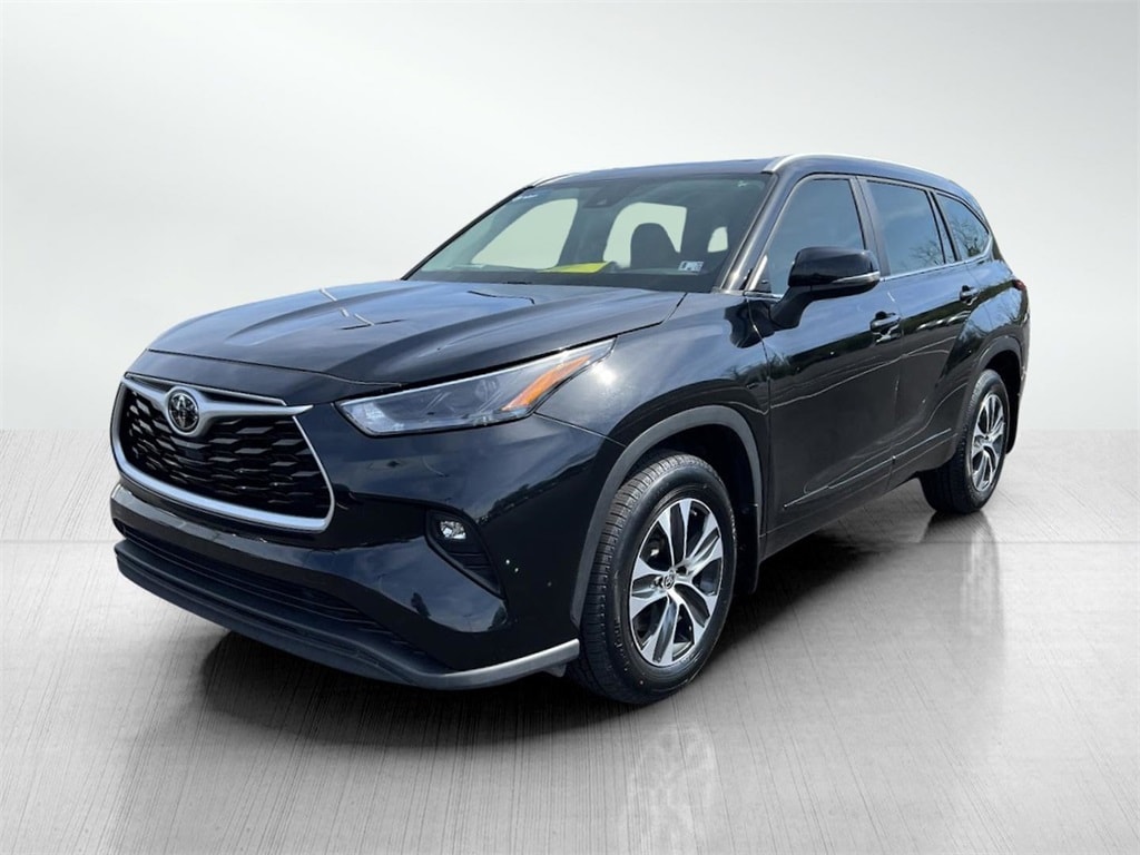 Used 2023 Toyota Highlander XLE with VIN 5TDKDRBH8PS500497 for sale in Chambersburg, PA