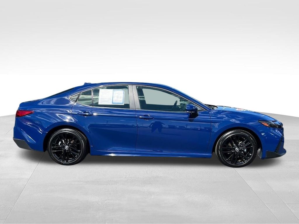 2025 Toyota Camry SE Hybrid photo 4