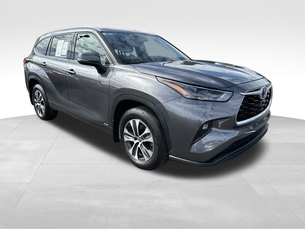Used 2022 Toyota Highlander Hybrid XLE SUV