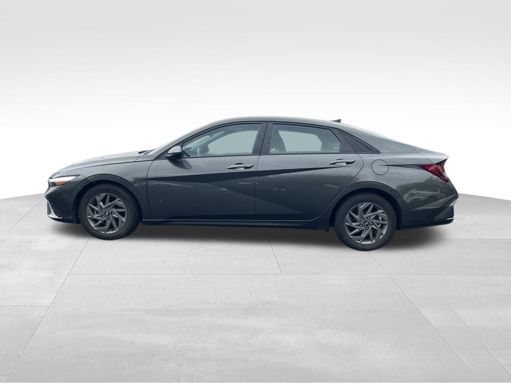 2024 Hyundai Elantra SEL photo 4
