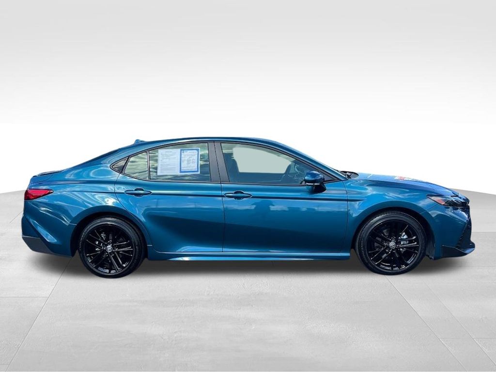 2025 Toyota Camry SE Hybrid photo 4