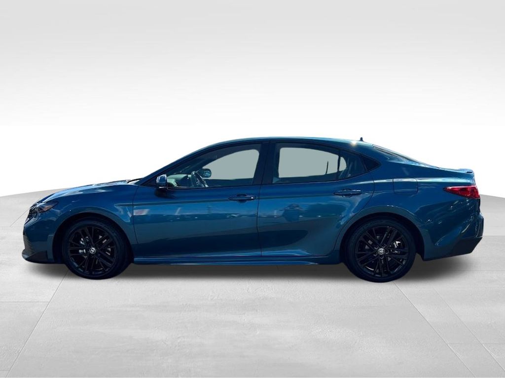 2025 Toyota Camry SE Hybrid photo 3